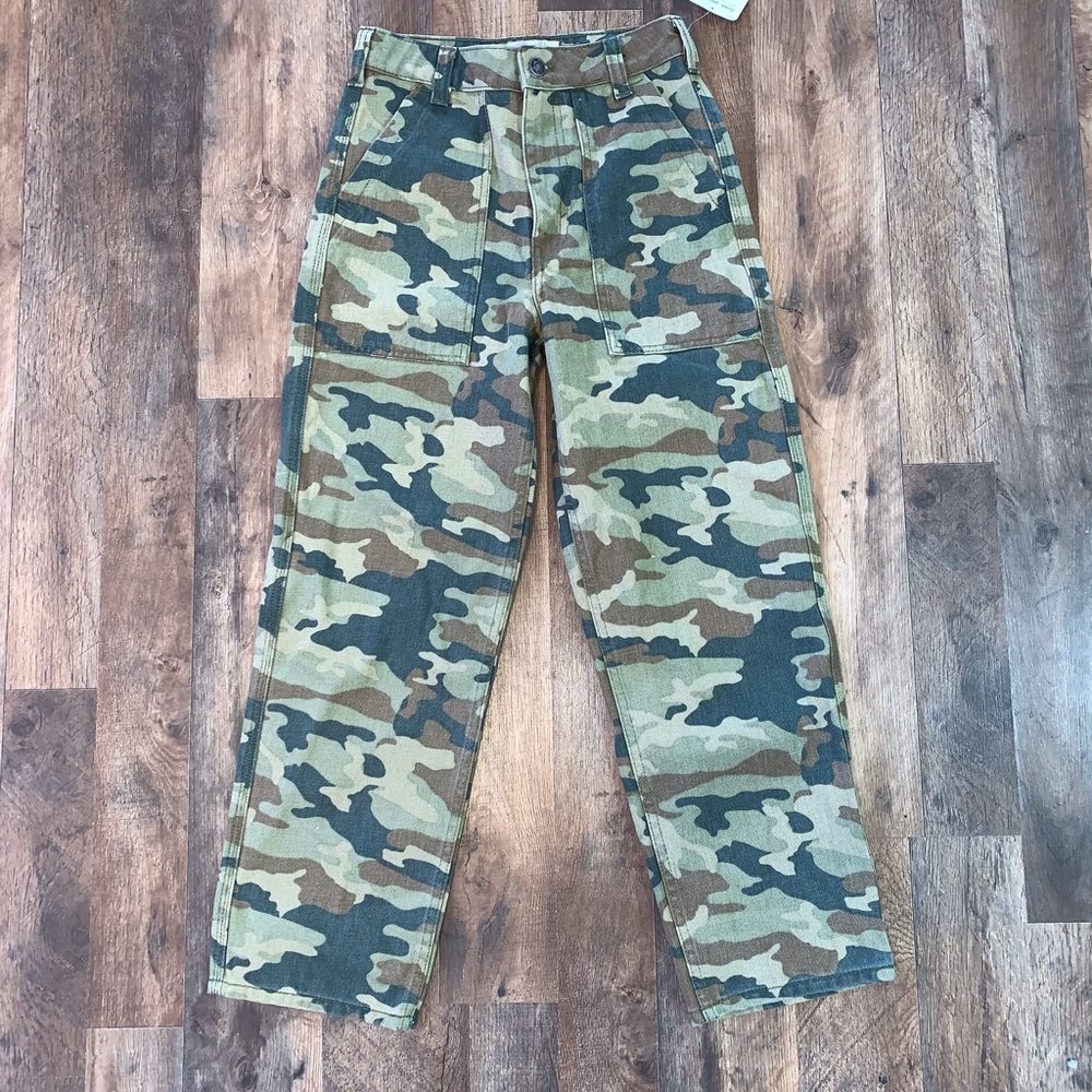 Adorable NWT We The Free Remy Camo Crop Jeans❣️ - Picture 2 of 6